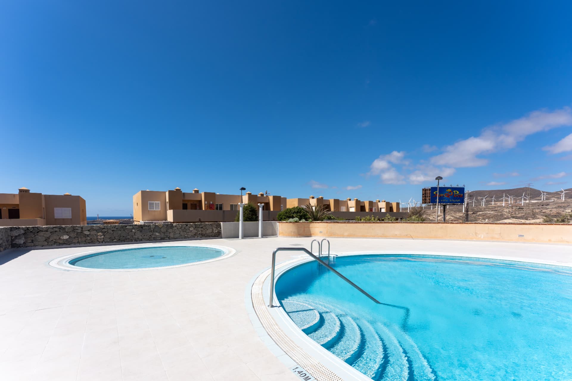 Piscina comunitaria de El Porís con vistas al océano